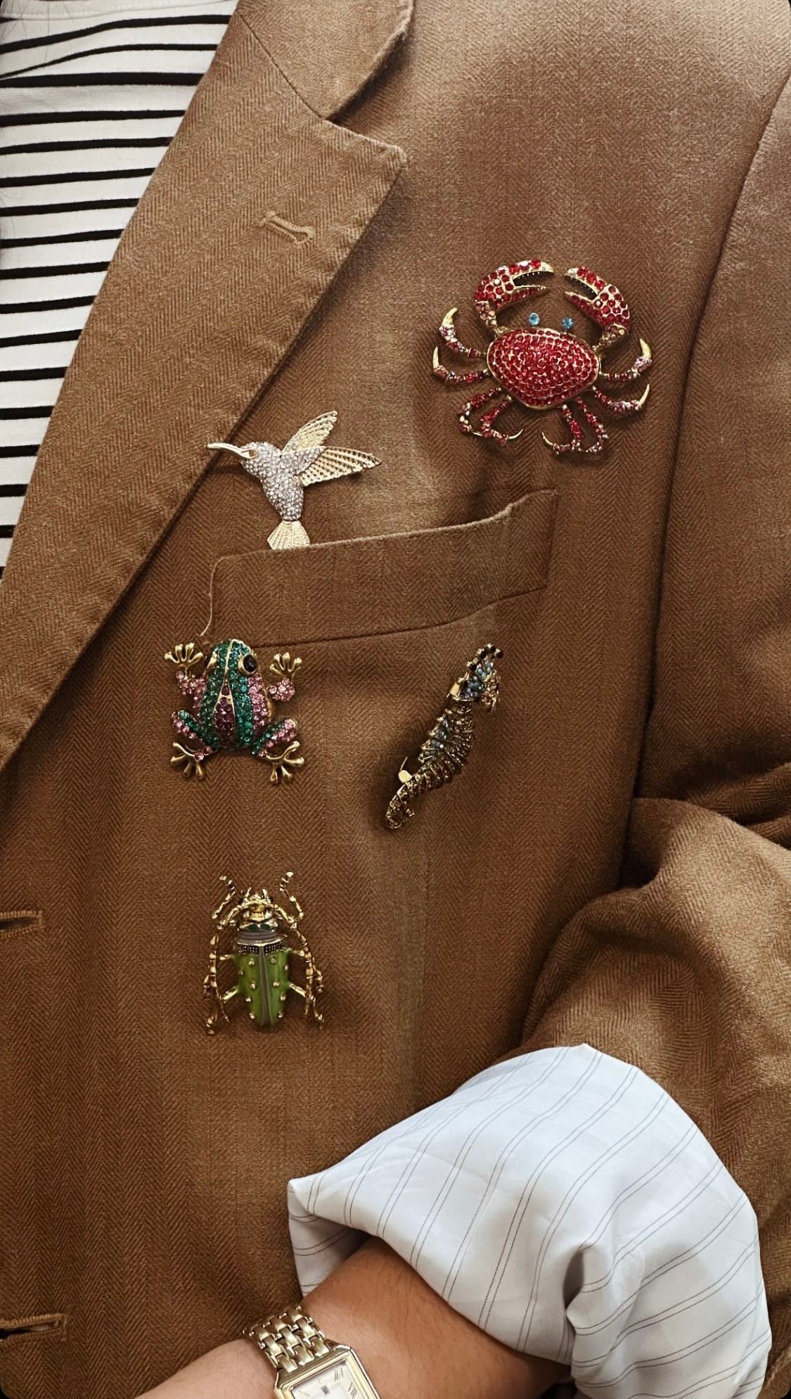 29 Must-Have Accessories to Level Up Women's Korean Apparel Fashion - 15. Vintage Brooches 1