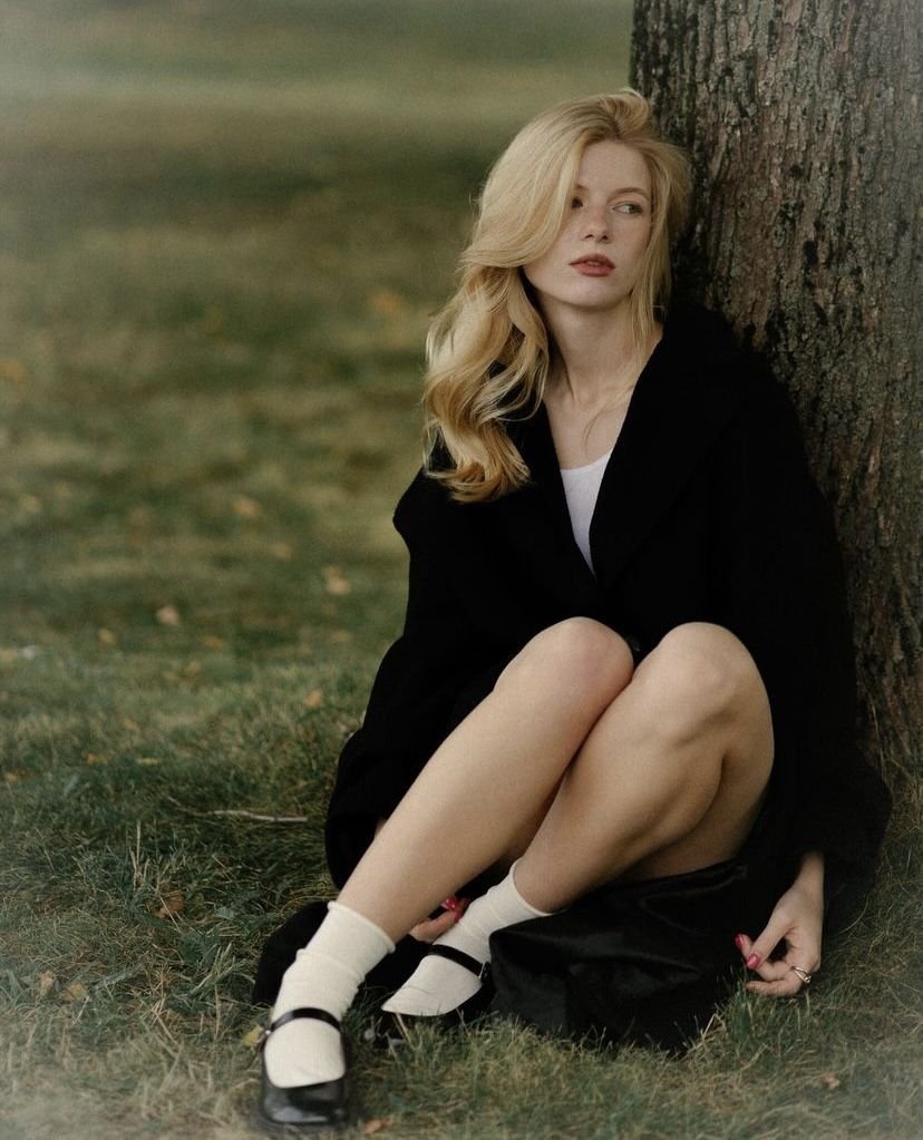 5 Pinterest-Worthy Poses for Women - 4. The Lean 1